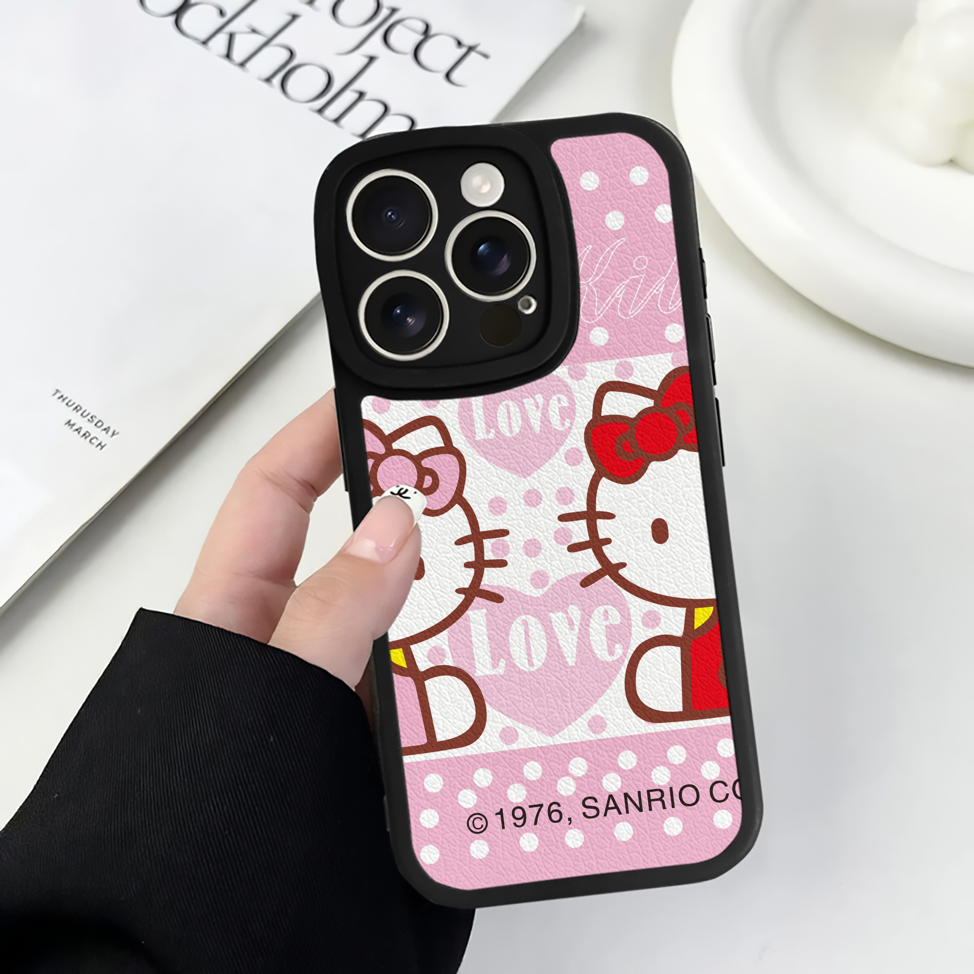 （画像用） Hello Kitty ハローキティ 【iPhone 16シリーズ対応】シリコンスマホケース（レザー調） 材質：シリコン